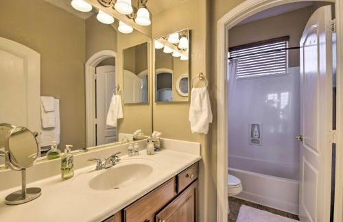 Family Gem in Phoenix with Saltwater Pool and Theater - Foto 30