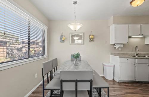 Alder Stay 3BD Townhome in Heart of Arlington - Foto 10