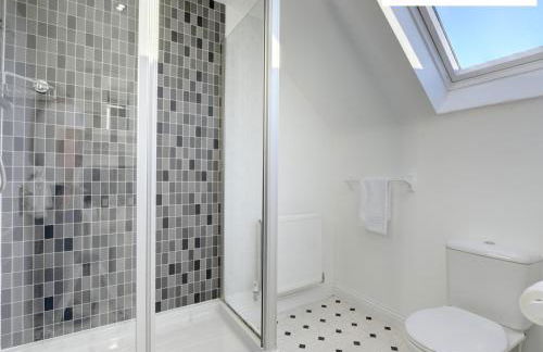 LARGE 4 Bedroom Semi-Detached House Sleeps 7 By Klarok Short Lets & Serviced Accommodation - Foto 10