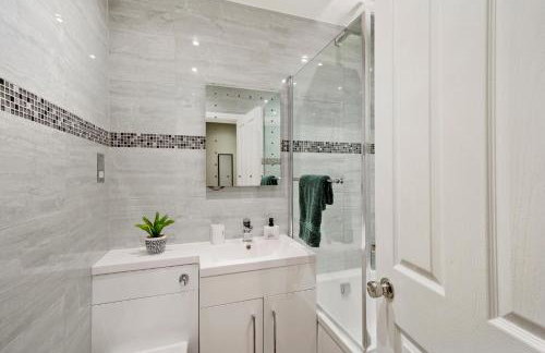 Charming Wimbledon 3-Bed Apt with Outdoor Area - Foto 16