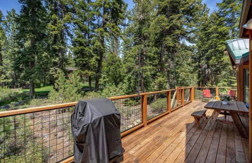 Private Ski, Lake & Golf Chalet! Walk to Lake - Foto 24