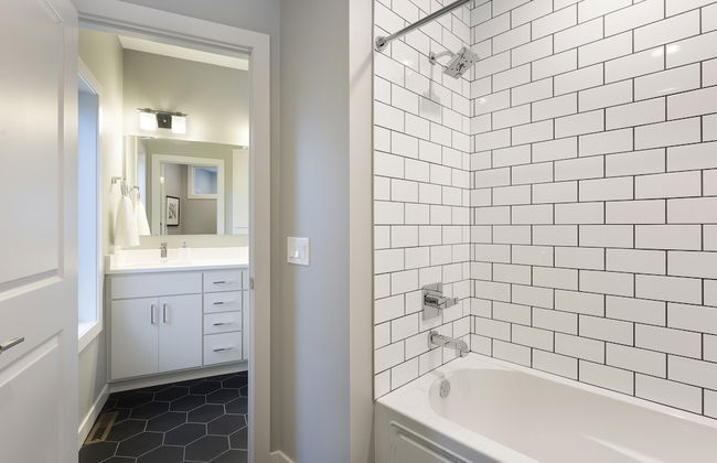 Lakefront Luxury - Foto 27