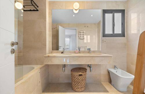 Family Friendly 2BR in Casares Pool and Padel Fun - Foto 12