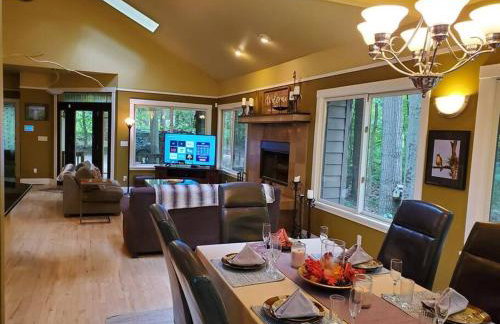 Woodshores Retreat - cozy retreat, hot tub, Lk MI - Photo 23