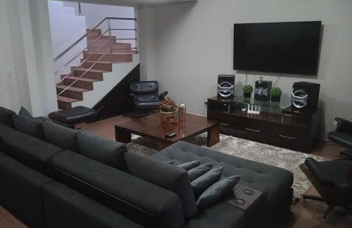 Sobrado luxuoso próximo ao vaca brava - Foto 3