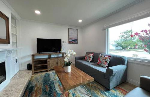 Modern 3 King Beds, Beautiful Large Backyard, WFH, Long Stays, Waterfall, WI-FI, FWY, 25 mins to Beach - Photo 8