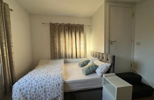 1st Studio Flat With full Private Toilet And Shower With its Own Kitchenette in Keedonwood Road Bromley A Fully Equipped Independent Studio Flat - Photo 28