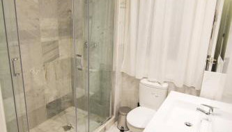 AmazINN Places Embajadores V - Photo 4, Shower