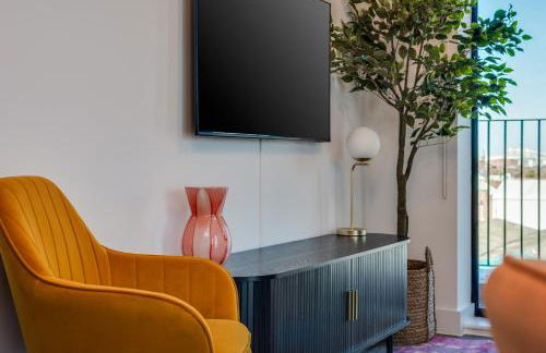 Luxury City Escape - Brand New Stylish 2 Bedroom Apartment with Parking - Foto 24