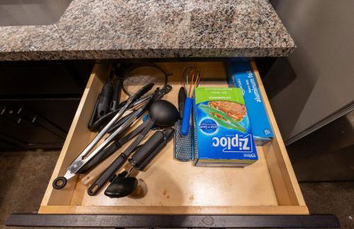 King Bed - Heart of PB - Jaw-Dropping Rooftop and Gym - Foto 30