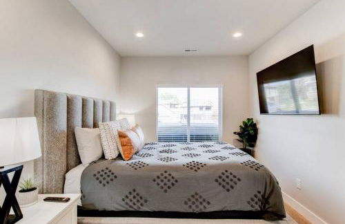 Midway to Heaven! BRAND NEW 5 bed 4.5 bath, HOTTUB - Photo 42