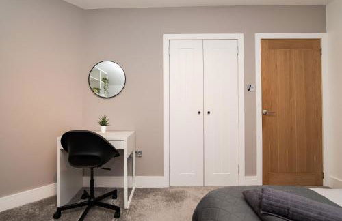 3 Bedroom House-Free Parking-by Holiday Homes - Foto 16