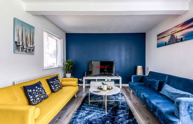 Contemporary 4 Bedroom Detached House With Parking and City Links - Foto 1