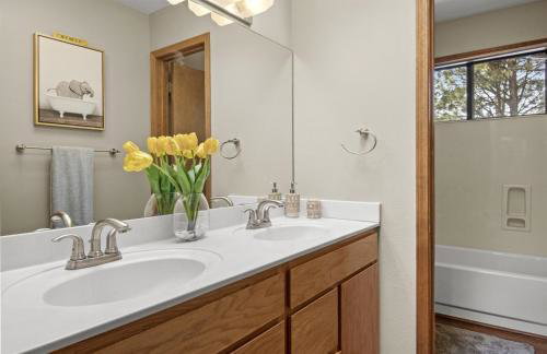 2 Living Rooms Fires Quick Drive Downtown - Foto 35