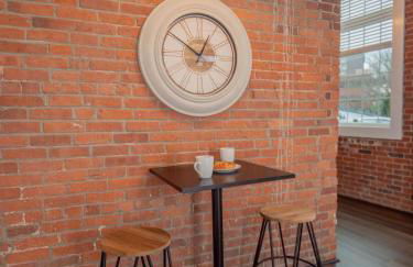 Jennifer's Historic Loft Glass Bedroom - Foto 8