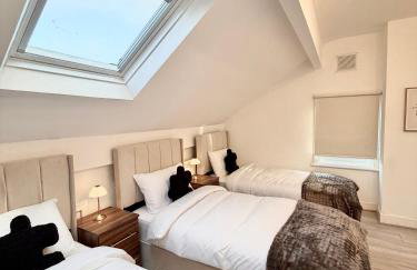 Lux 4 Bedroom House - Jacuzzi Bath Sleeps 9 Free Parking Near Leeds Centre - Foto 17