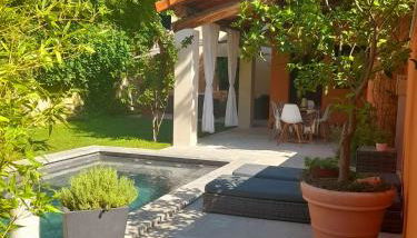 MAS DE VILLE AVEC PISCINE DANS SON COCON DE VERDURE - ESPRIT INDUSTRIEL - Foto 4