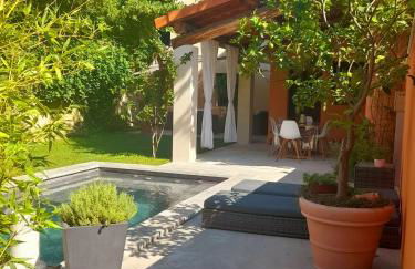 MAS DE VILLE AVEC PISCINE DANS SON COCON DE VERDURE - ESPRIT INDUSTRIEL - Foto 4