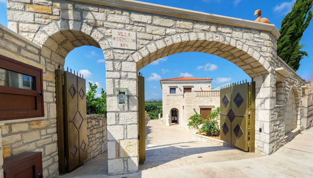 Luxurious Villa With Private Pool, Near a Couple of Restaurants & Sandy Beach - Foto 2, Rezeption