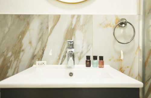 Gloucester Rd By N And N Stays, Newly Refurbed 6 Bed all ensuite house by N And N Stays Ltd, Perfect for contractors and Corporate stays, Close to YTL Arena Site, Pvt Parking for Vans and and work vehicles, Wifi - Foto 8