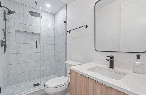 Capitol View 2 DC Townhouse Condo with Private Backyard and Garage Parking - Foto 18