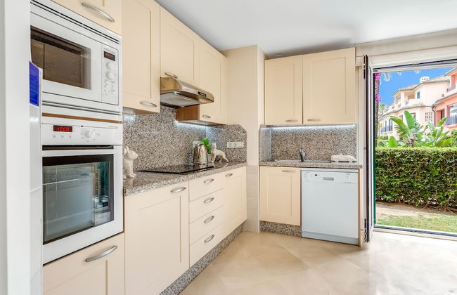 YOLO Spaces – Sotogrande Marina Boutique Apartment - Foto 12