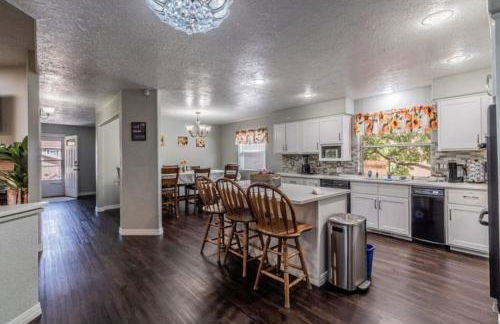 Spacious Family Home with Pool, Hot Tub, Fast Wifi - Foto 15