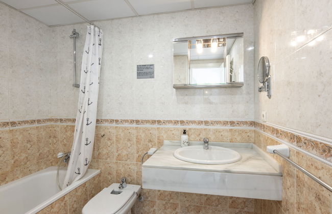 2 bedroom Apartment in Marbella with swimming pool and garden - Photo 9