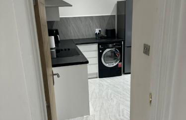 Luxury 2 Bed Apartment, Sleeps 6 with Sofa bed, Close to Sale Town & Tram Station - Photo 2