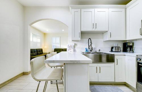 Stylish Modern Home, AC, Parking & Near FWYs - Foto 15