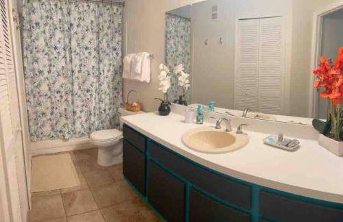 The Botanical Retreat, King Comfort & Poolside Peace - Photo 11