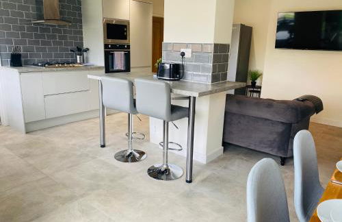 Modern Family Home with Off-Road Parking - Foto 3