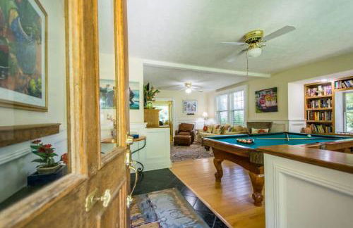 Historic 4BR Colonial with Pool Table and Fire Pit - Foto 12