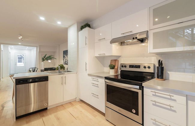 3 Br Luxury & Spacious Apartment in Little Italy - Photo 8