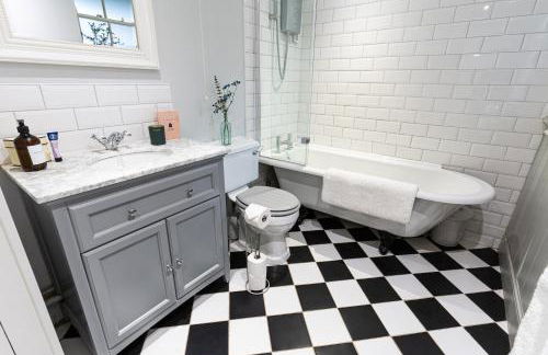 Central Stamford Apartment with private parking - Foto 12