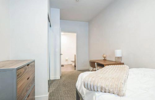 Chic and Modern Getaway with Gym 5 Min to Downtown - Foto 16