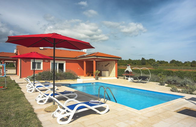 Detached Villa With Pool and Large Garden in Quiet Area Near the Sea - Foto 1