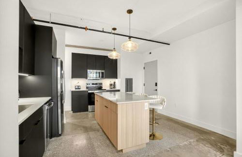 Chic Downtown Tulsa Beacon 2BR Stay - Foto 9