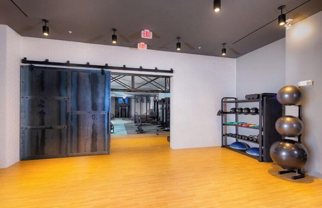 Spacious 2BR Apt with Den W Balcony - Foto 44