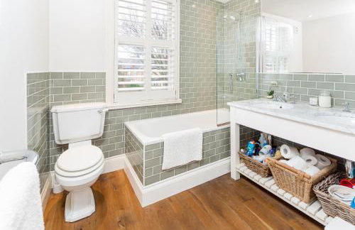 Stamford Park Road by YourStays, A wonderful family townhouse in a superb location! - Foto 9