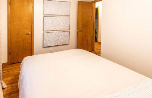 Family Retreat with Hot Tub, Game Room & Prime Location - Foto 49