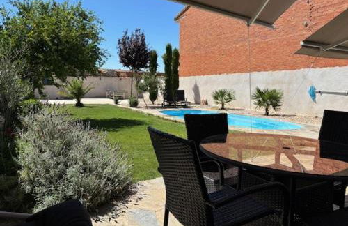 Villa Mandrés. Casa con jardín y piscina. Proximo a Puy Du Fou. - Foto 1