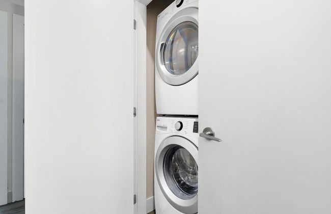 Rooftop Paradise Luxe 2BR Lake Views - Photo 48