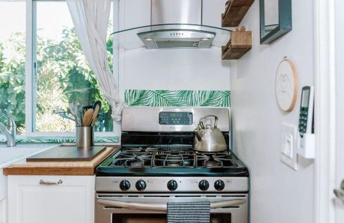 Serene Silver Lake 1 bedroom 1 bathroom Back house With Private Backyard - Photo 58