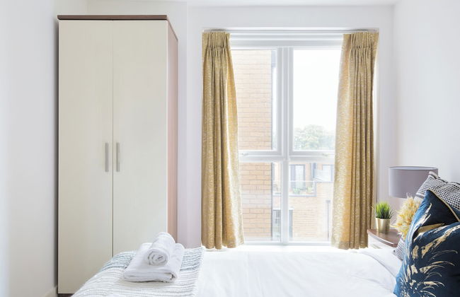 Sophisticated 2 Bed Flat with Balcony in Acton - Foto 4