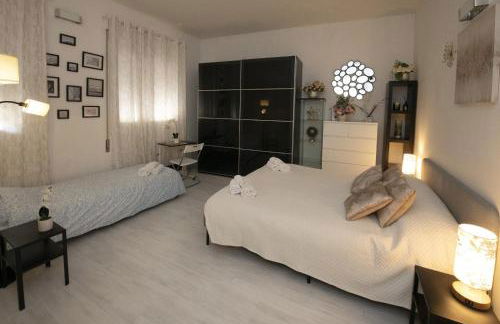 Amazing Serenity Flat for 7, AC, historic center - Foto 11