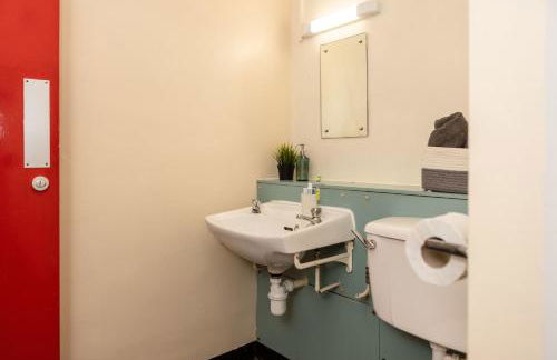 John Lester and Eddie Colman Courts in Salford - Foto 27