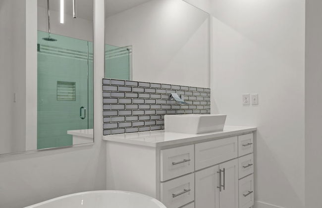 Brand NEW Expansive Coastal Home w/ Custom Furnishings Sleeps 15 - Foto 25