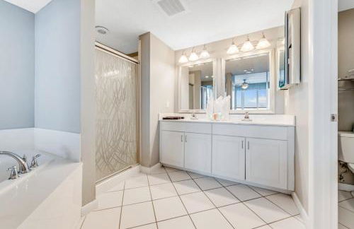 10th Floor Oasis Stunning 2BR with Spacious Private Double Balcony at The Wyndahm Ocean Walk Resort - Foto 9