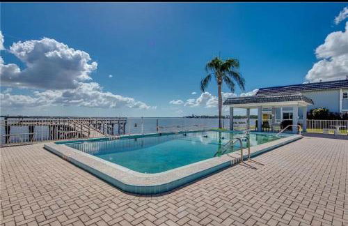 Gorgeous 2 Bedroom Waterfront Condo - Foto 32